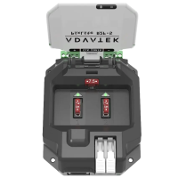 PixLite R2F-S von oben mit geschlossener Klappe, Klemmen +, CLK, DATA, &minus; oben und Versorgung unten